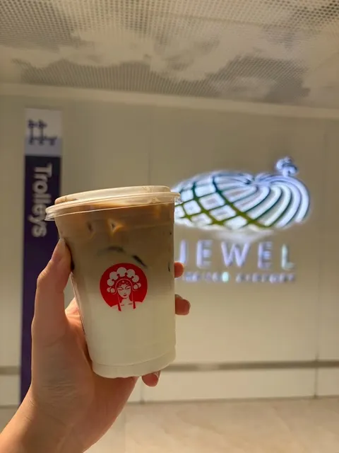 シンガポール・チャンギ空港のJewel前で手に持ったCHAGEEのミルクティー