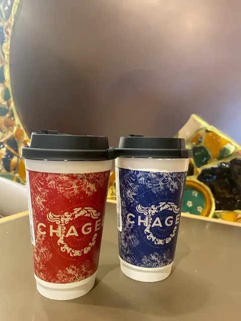 上海で飲んだCHAGEEの赤と青のカップ